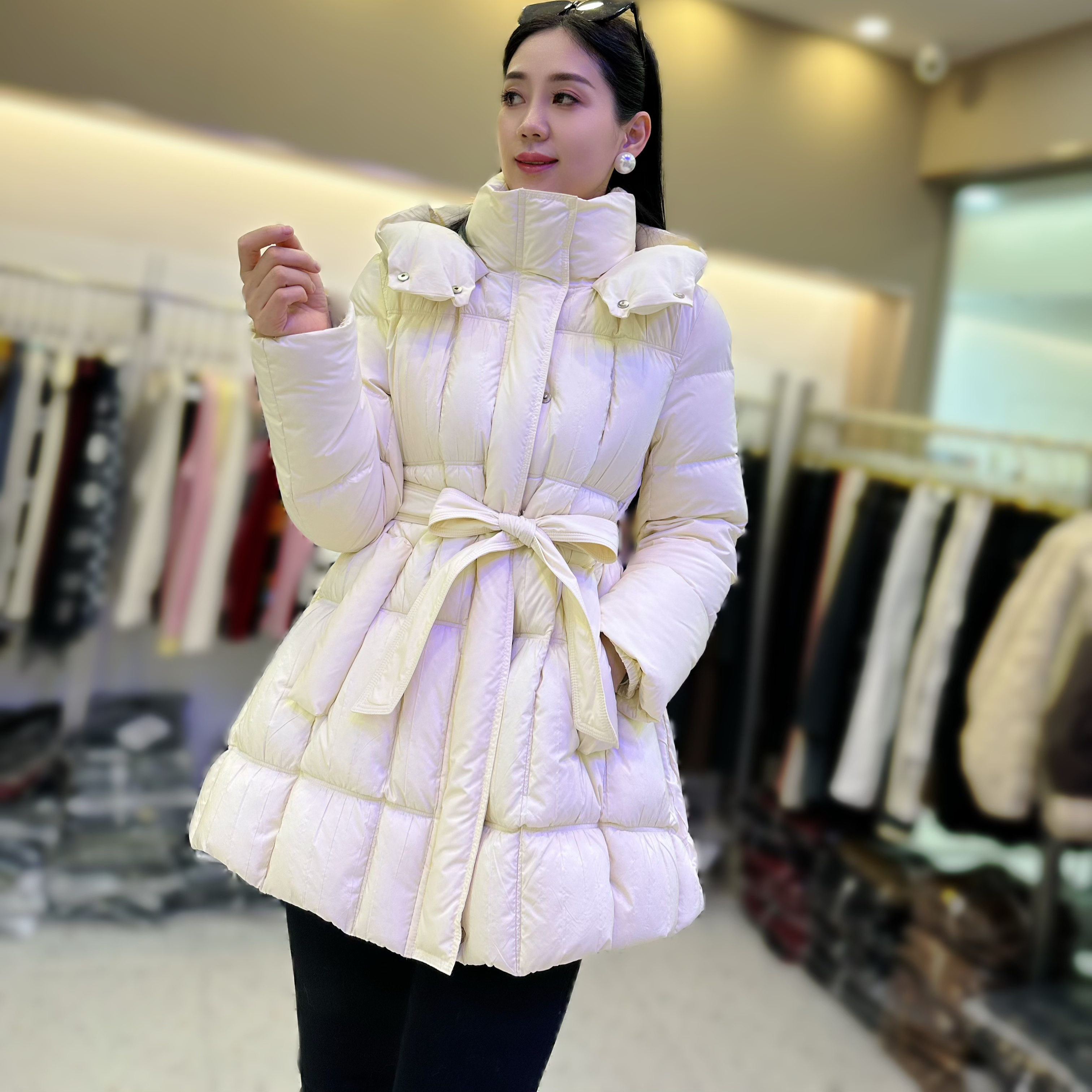 2025冬新款流行泡芙连帽收腰高级感中长款羽绒服
