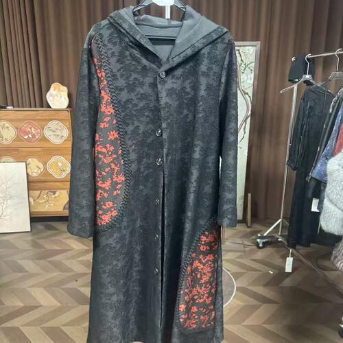 芷兰清晏（蓝黑红）2026花老料V领长袖风衣开衫带帽连衣裙08-689