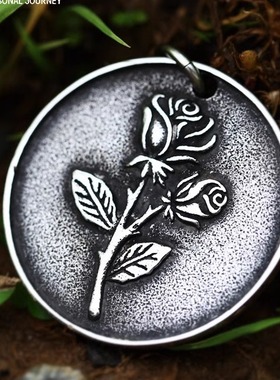 时尚复古玫瑰花型钛钢吊坠高级感浪漫简约字母圆牌挂件复古风项链