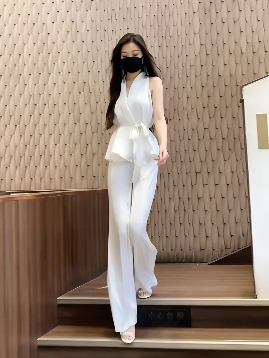 欧洲站时尚洋气套装女2026年夏季设计感无袖挂脖显瘦上衣阔腿裤潮