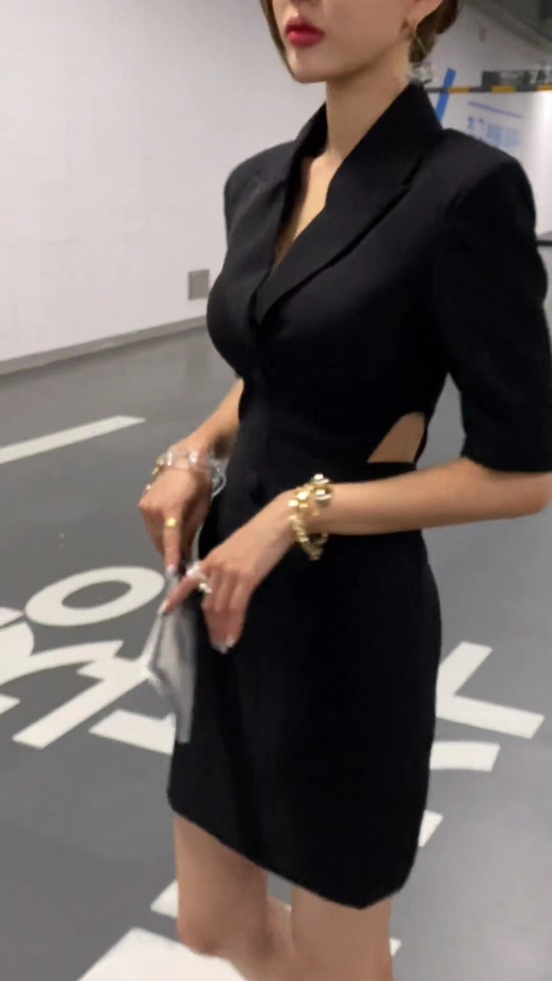 欧洲站镂空露腰设计感小众气质黑色西装洋装女夏季赫本风小黑裙