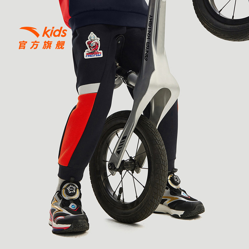 安踏儿童男小童针织运动长裤2025春季新款舒适亲肤儿童奥特曼裤子