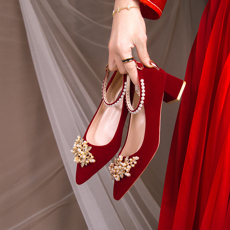 中式秀禾婚鞋女酒红色高跟婚纱结婚鞋尖头新娘鞋粗跟孕妇敬酒红鞋