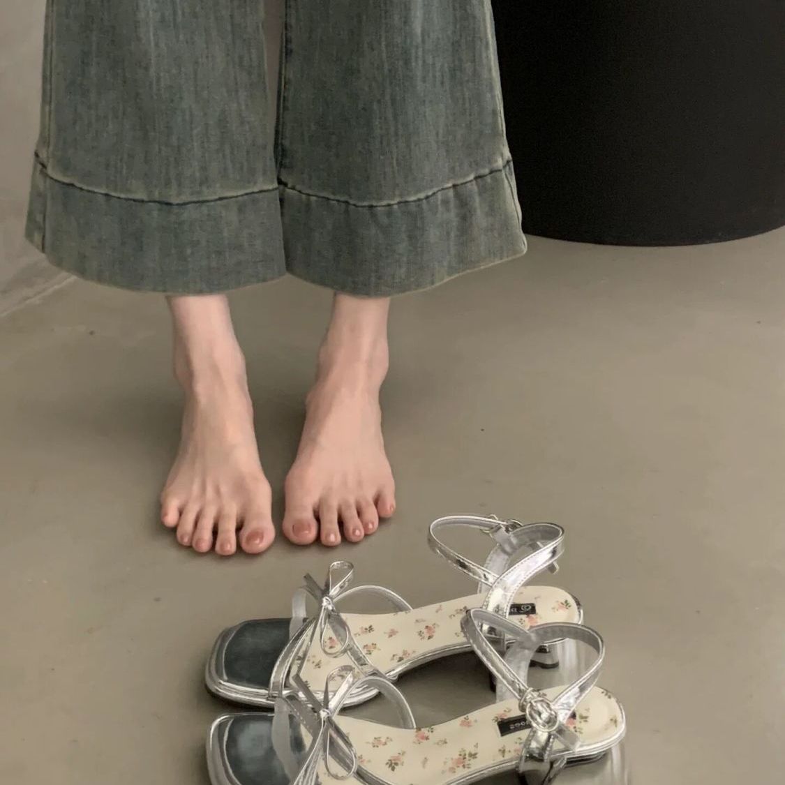 2025夏季新款漆皮温柔仙女风蝴蝶结高跟鞋配裙子绝美一字带凉鞋女