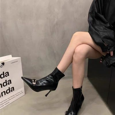 高跟尖头短靴女细跟侧拉链2025年新款秋冬季高跟鞋黑色漆皮瘦瘦靴
