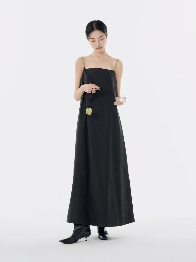 25夏季新品/法式慵懒松弛感宽松遮肉黑色郁金香系带吊带连衣裙A版
