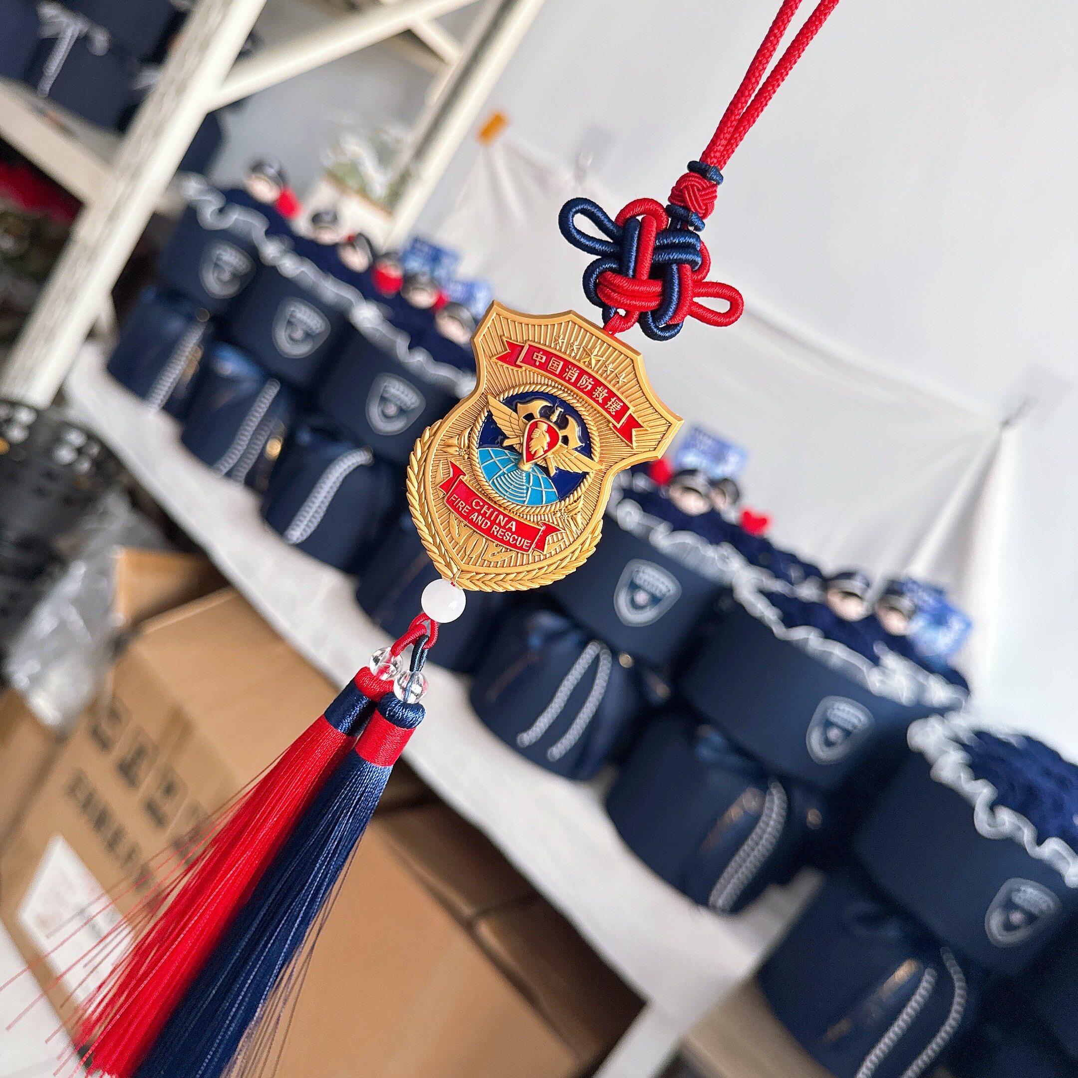 新款红蓝双流苏双面金盾车挂件简约大方火焰蓝消防主题车内饰挂件