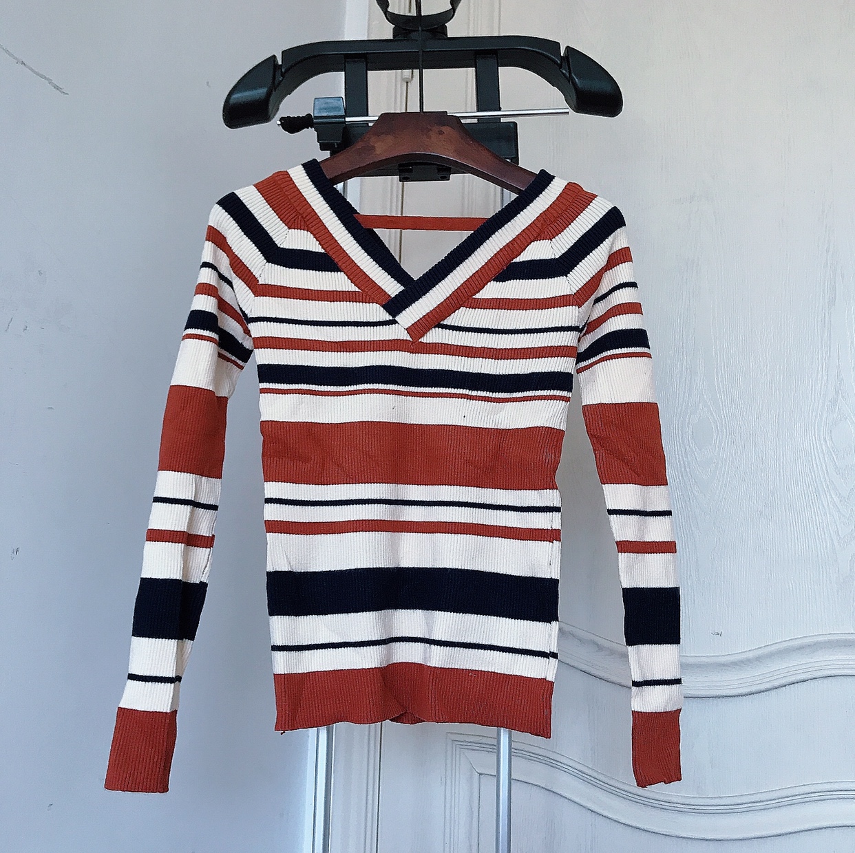 V领露肩条纹针织衫女冬新款韩版修身弹力横条长袖线衫毛衣打底衫