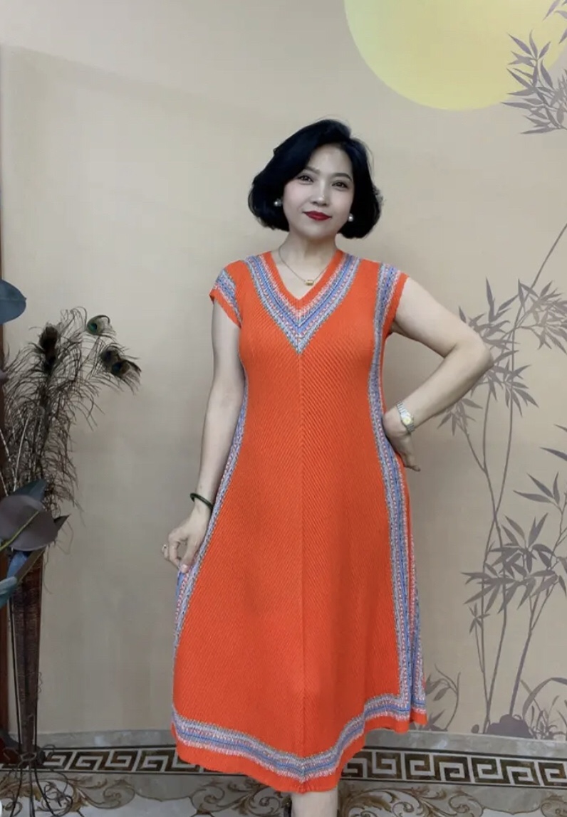 妈妈夏装新款短袖褶皱连衣裙女宽松A版显瘦V领撞色名族风时尚洋气