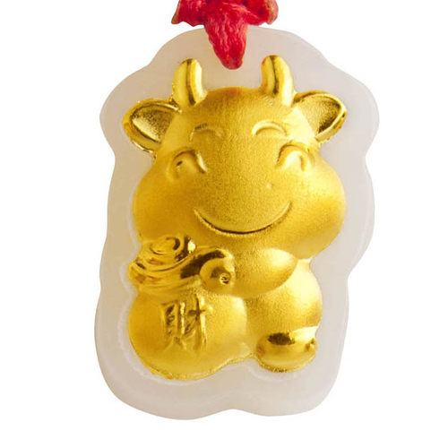 金镶玉梦克拉黄金和田玉生肖牛坠