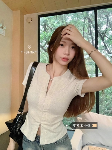 Короткая весенняя дизайнерская футболка с коротким рукавом с молнией, облегающий крой, тренд сезона