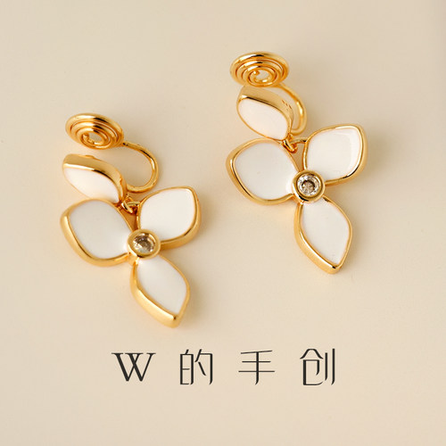 W的手创白色花朵兰花无痛耳夹