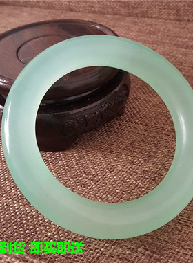 天然a货石英岩冰种浅绿色玉镯子