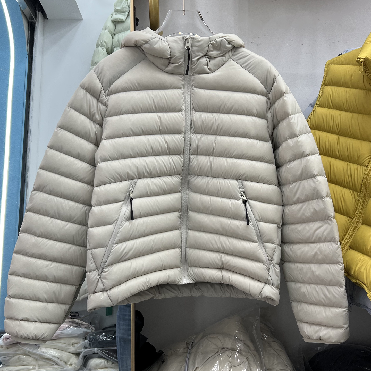 排骨轻薄泡芙云感羽绒服短款女