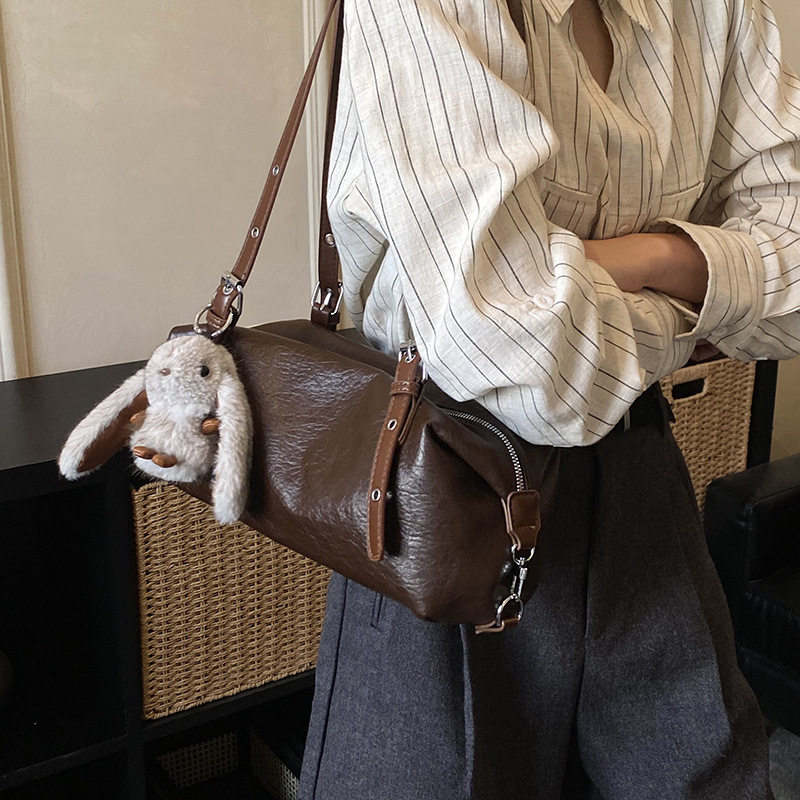 复古铆钉通勤腋下包包女式2026新款潮流简约枕头包百搭单肩包,箱包皮具/热销女包/男包,腋下包,淘宝优惠券,粉丝福利购,淘宝优惠卷