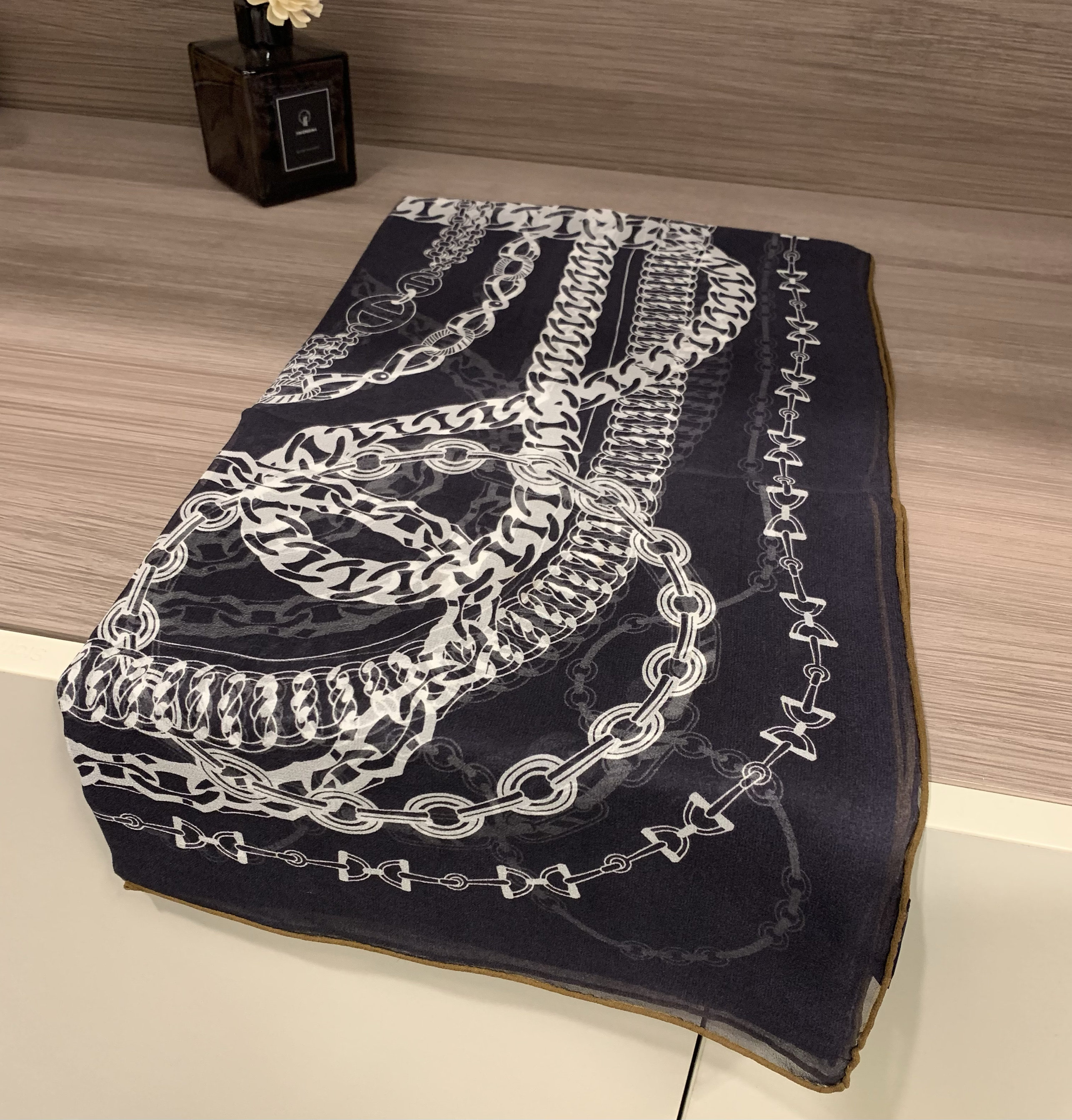百搭款 100%桑蚕丝 真丝乔其纱大披肩 锁链黑色方巾105×105cm