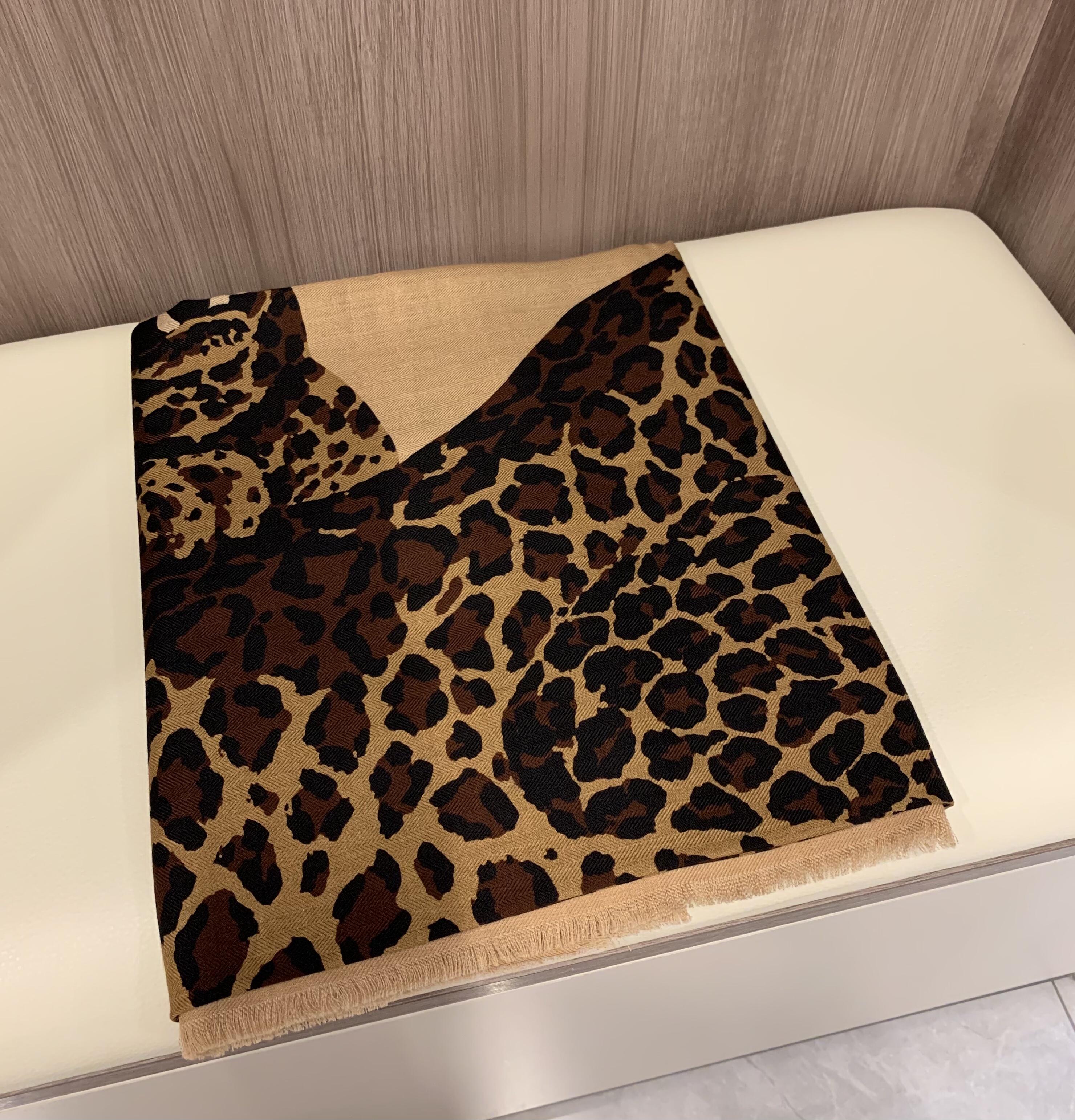 金钱豹 25早秋新款独特时尚100%美丽诺羊毛长巾女披肩围巾200*135