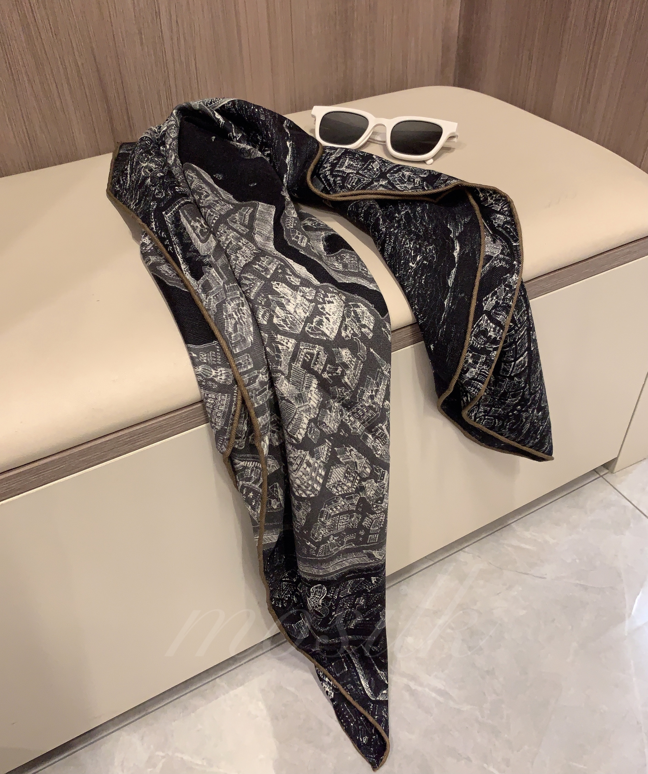 骏马之城25款 显贵高级黑灰色双面用桑蚕丝绵羊毛围巾女92CM