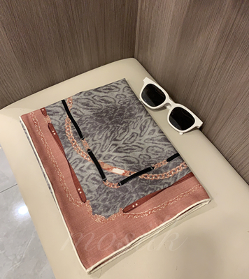 粉边链豹 超美高智感桑蚕丝绵羊毛围巾 时髦灰色豹纹丝毛方巾女