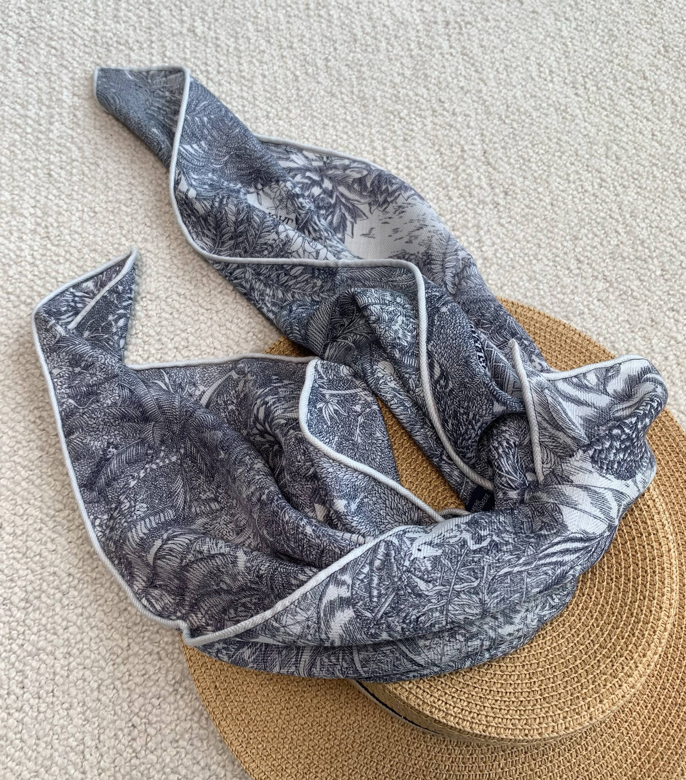 福宝丛林灰色 格雷系百搭灰丝毛围巾 双面桑蚕丝绵羊毛方巾65方巾