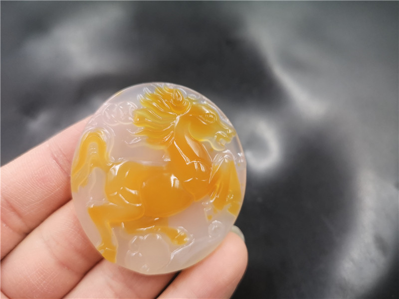 华夏美玉 新款俏黄色玉髓玛瑙生肖马吊坠 俏色马牌 玉马挂件