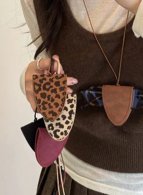 豹纹磁吸挂脖眼镜夹项链女款外出挂绳墨镜夹挂链日常百搭装饰配饰