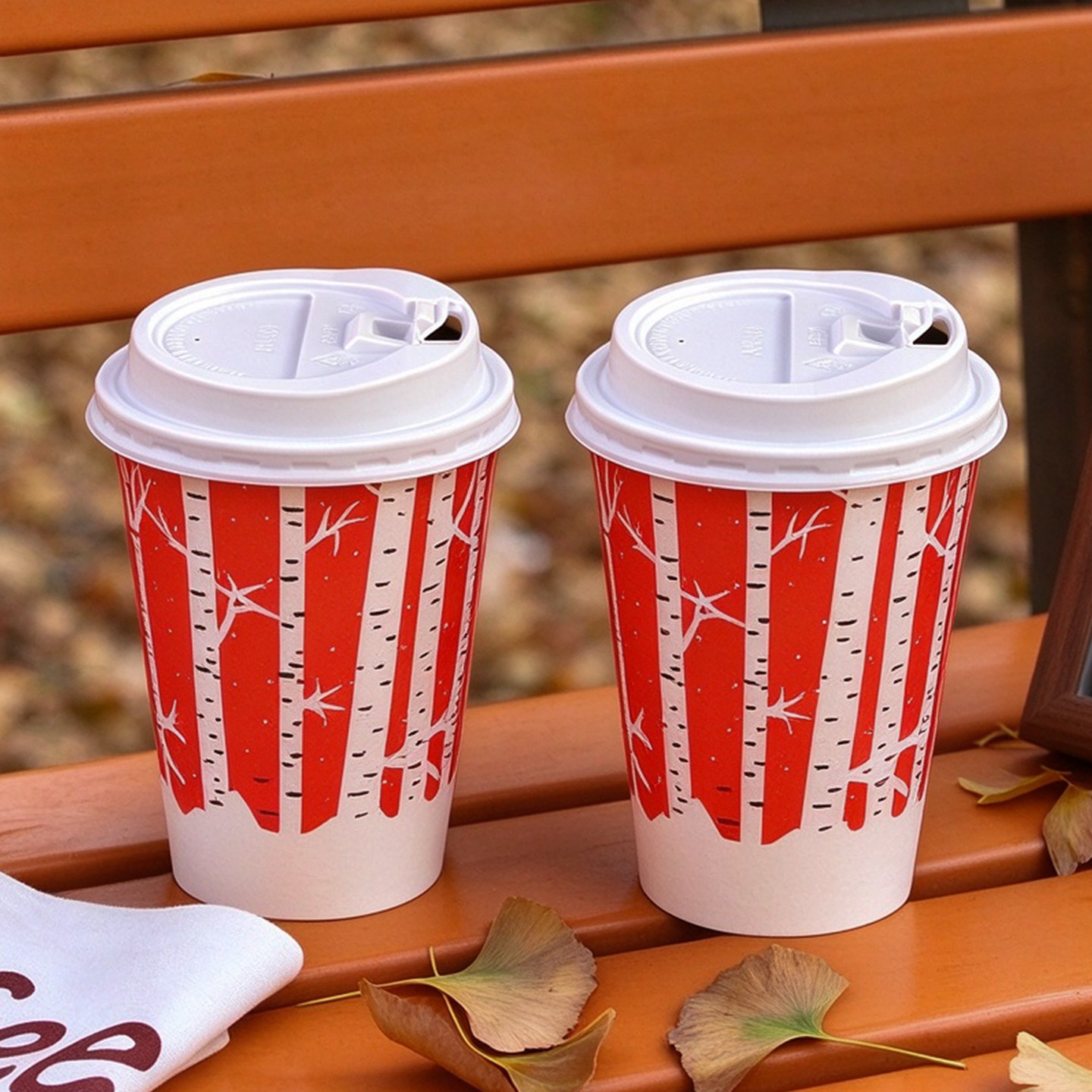 一次性纸杯带盖咖啡杯红白树纹图案热饮杯外带打包杯