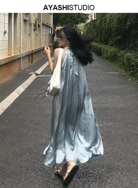 AYASHI【月纨】流金岁月 自然褶皱金粉醋酸海蓝色挂脖连衣裙长裙