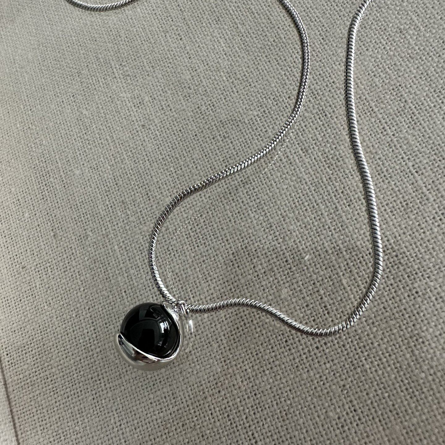 镀白金蛇骨链黑玛瑙圆球吊坠毛衣链欧美冷淡气质风锁骨链女项链