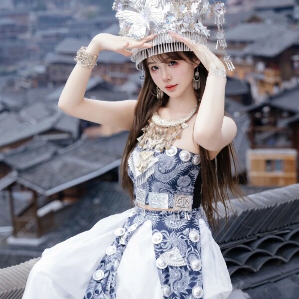 新款少数民族苗疆少女服饰写真显瘦旅拍特色服装抹胸蜡染套装白色