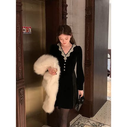 法式V领手工闪钻丝绒连衣裙女秋冬高级感小黑裙新年会party小礼裙
