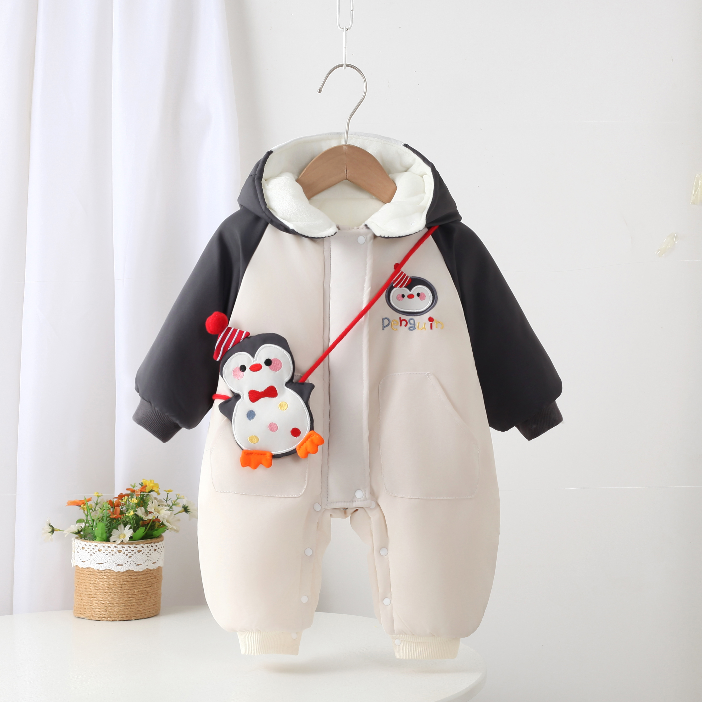 企鹅带挎包婴儿冬季连体衣外出