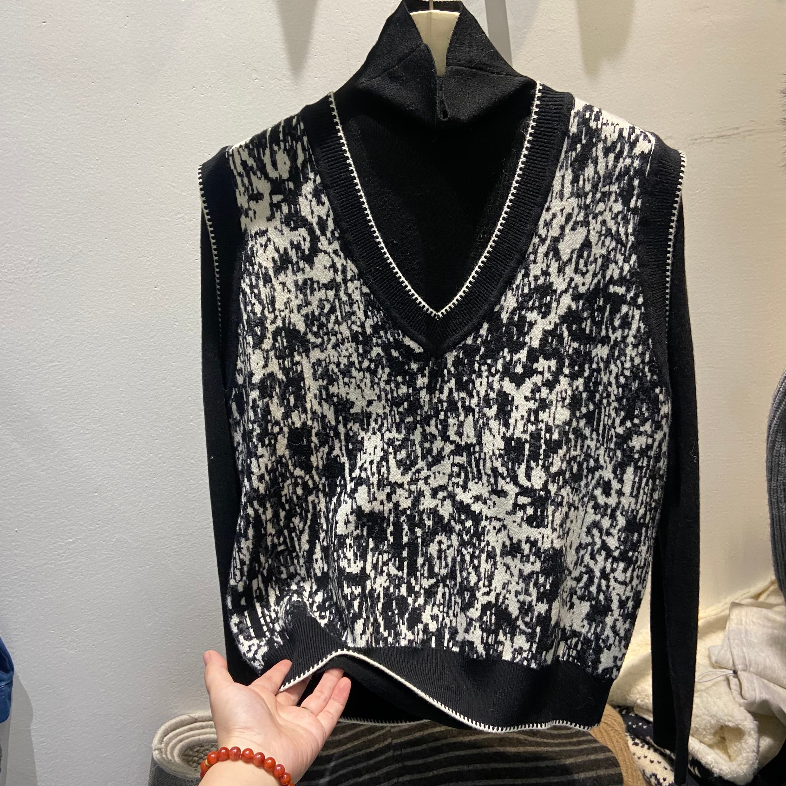 洋气黑白涂鸦羊毛针织马甲背心高领两件套针织衫毛衣女2025冬显瘦