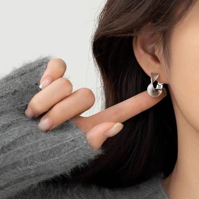 扭曲耳环小众设计2025新爆款素圈耳钉高级感女耳饰