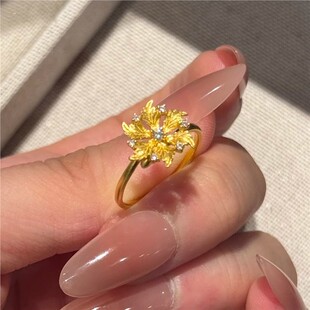 18k黄金色闪钻拉丝花瓣戒指女轻奢高级感晓露霜花食指戒首饰送礼