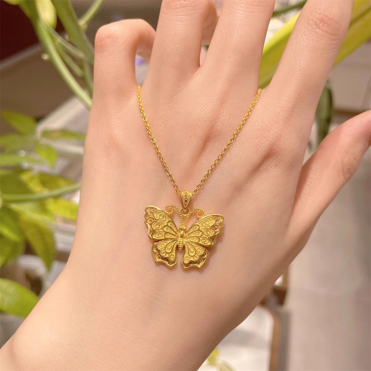 2025新款古法仿黄金色立体花丝蝴蝶项链女款高级感锁骨链轻奢小众