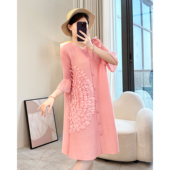 海边褶皱大码 三宅轻奢高端妈妈连衣裙女春季 新款 粉色弹簧裙子衣服