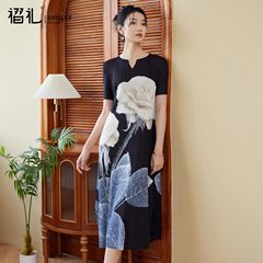 三宅年轻妈妈夏装端庄连衣裙女新款短袖气质优雅裙子褶皱宽松大码
