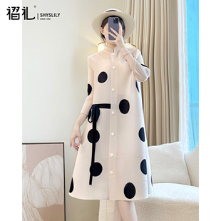 三宅褶皱高级感妈妈连衣裙春新款 弹簧裙衣服 米白波点裙子宽松大码