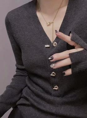 衣唯硕86063秋季新款百搭时尚V领纽扣薄款长袖针织打底衫女上衣