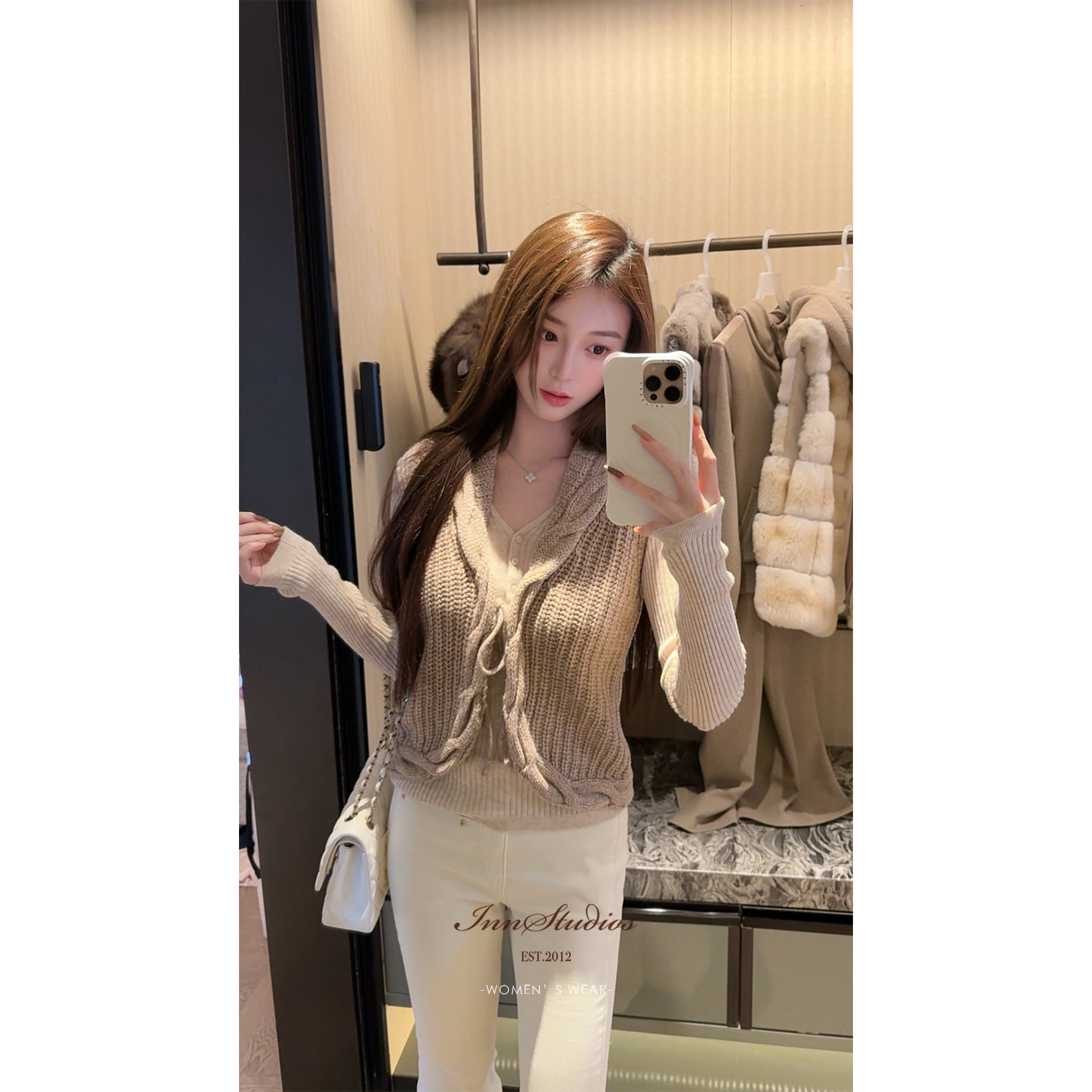 Innstudios 松弛感V领绞花小翻领粗麻花针织马甲毛衣晴大大