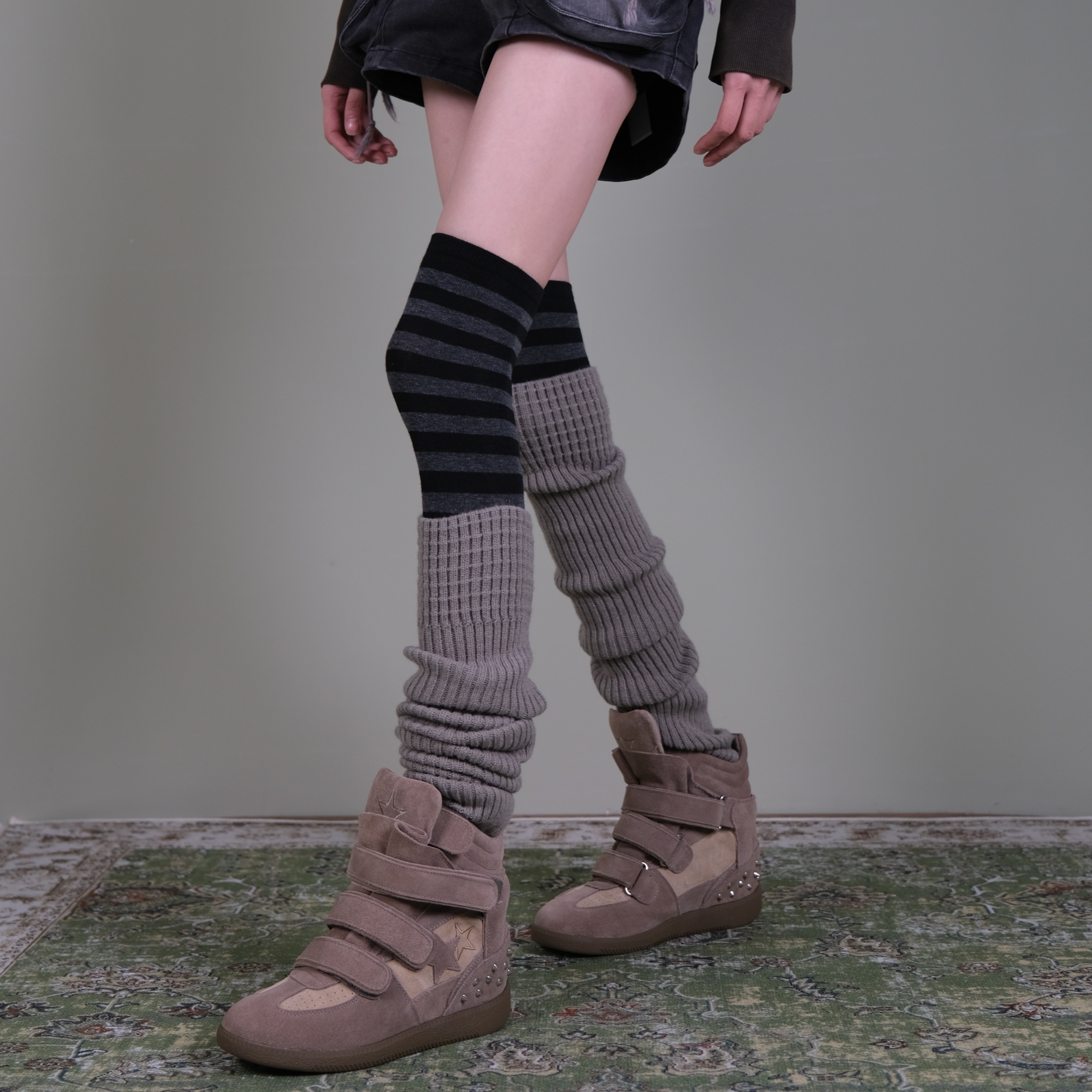 西岭【黑灰条纹过膝袜女 街头叠穿潮酷风 搭卡其堆堆