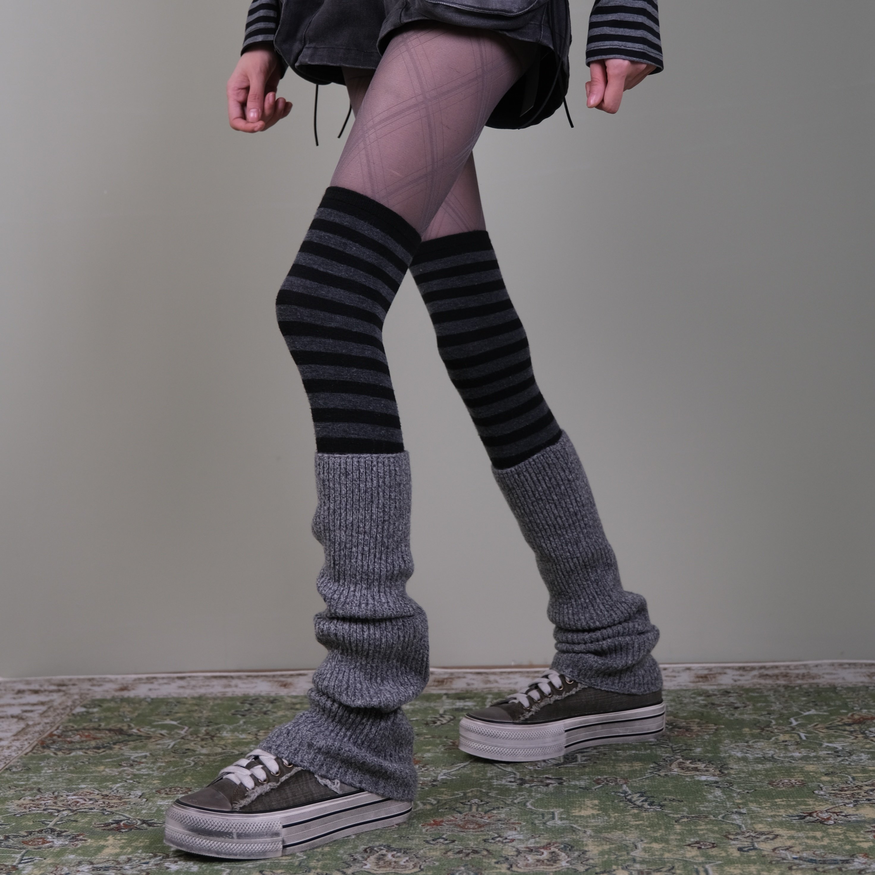 西岭【暗黑叠穿质感袜灰调菱格网纱裤袜+条纹袜堆堆袜 搭工装短裤