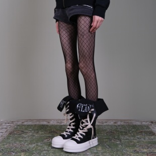 西岭【暗黑酷飒菱格网袜 与做旧牛仔短裤标语靴混搭 氛围感拉满
