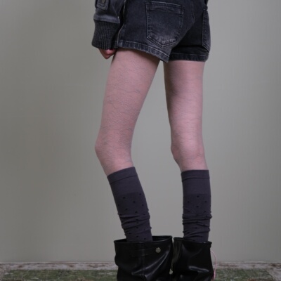 小腿袜打造亚系复古氛围感穿搭