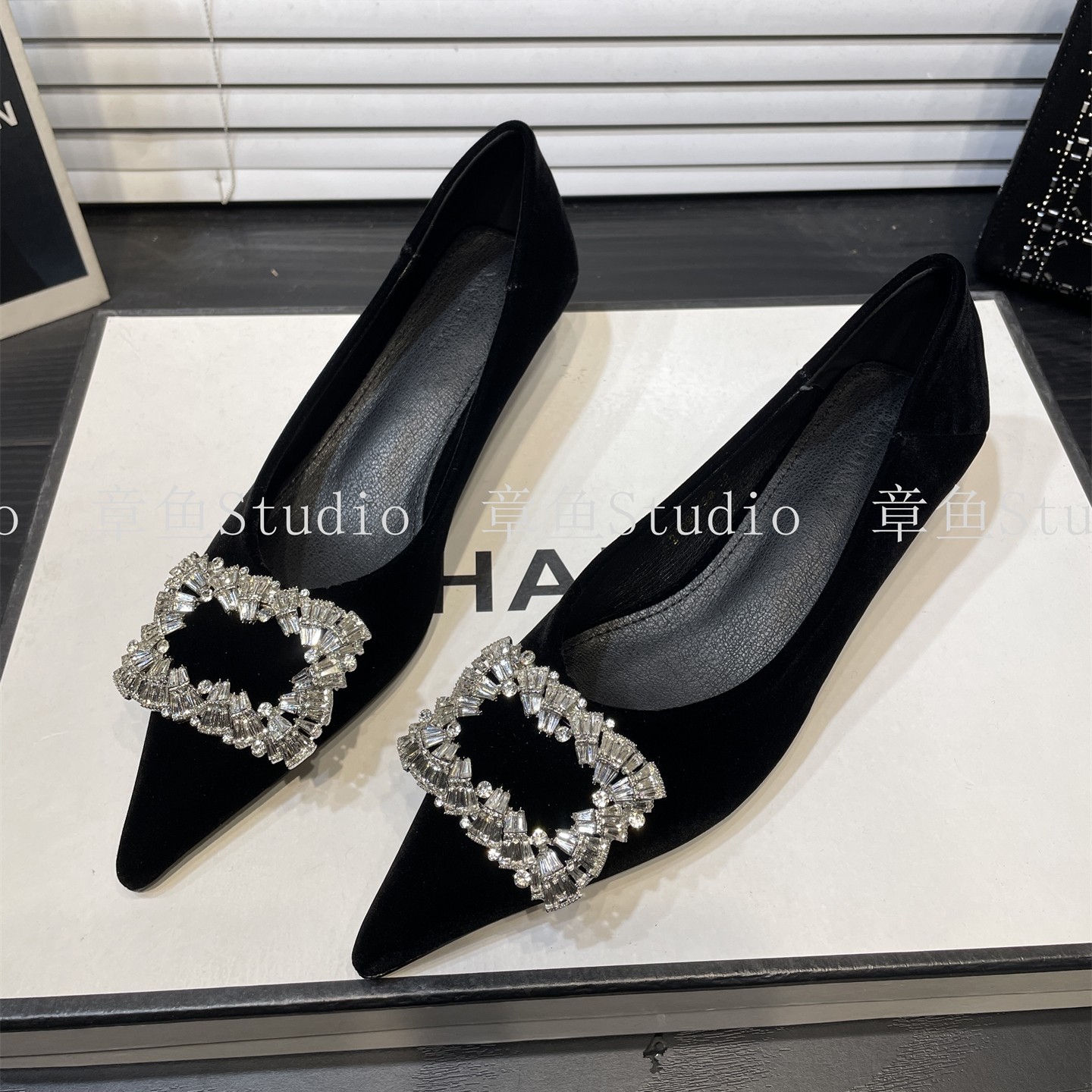 丝绒细跟尖头单鞋女2025春秋新款法式复古气质绒面水钻方扣晚晚鞋