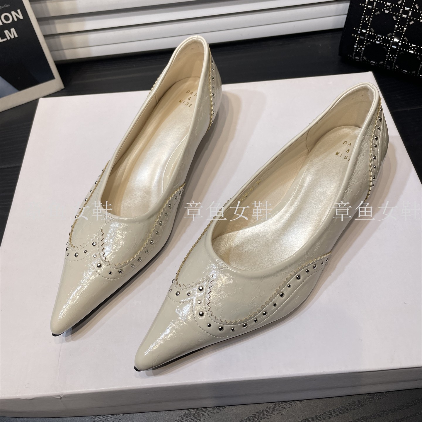 2026法式新款雕花浅口尖头单鞋女黑色铆钉小猫跟软底工作时尚瓢鞋,女鞋,浅口单鞋,淘宝优惠券,粉丝福利购,淘宝优惠卷