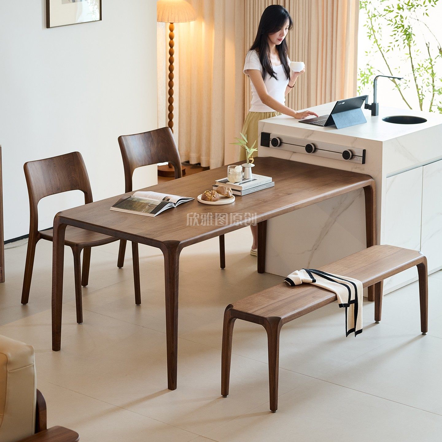 欣雅图北美黑胡桃木实木餐桌