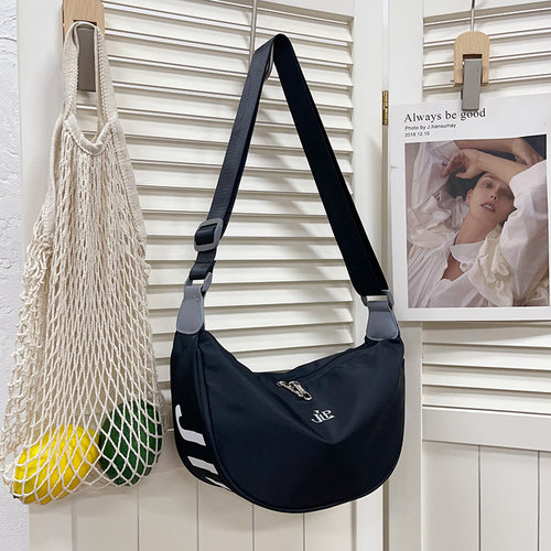 大容量运动休闲大号饺子包