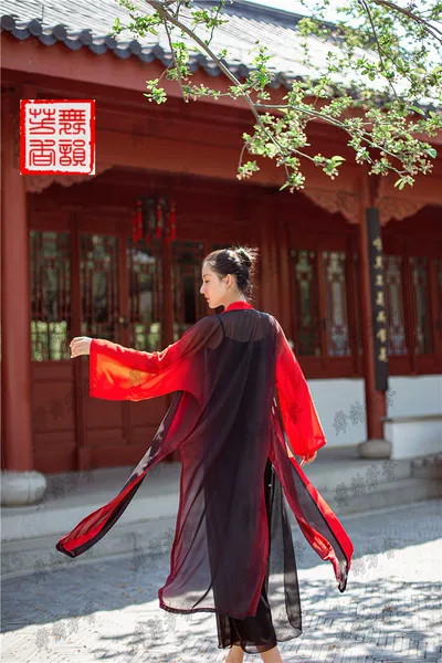 Товары от 彩色香衣服饰